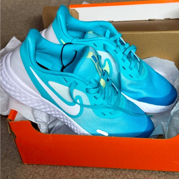 Brand new Nike pair of shoes in the box - size 6 - Picture 2 of 2